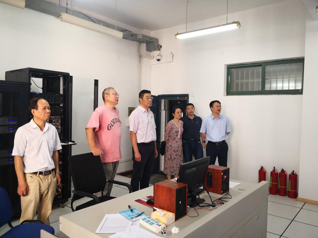 陆伟锋带队检查线下教学工作