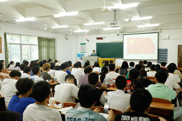 恢复线下教学首日 学校教学秩序井然