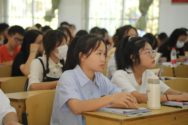 恢复线下教学首日 学校教学秩序井然
