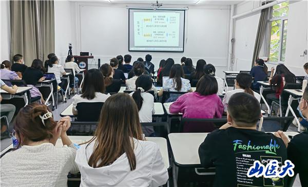 口腔医学院举办2021级硕士研究生开题报告培训会