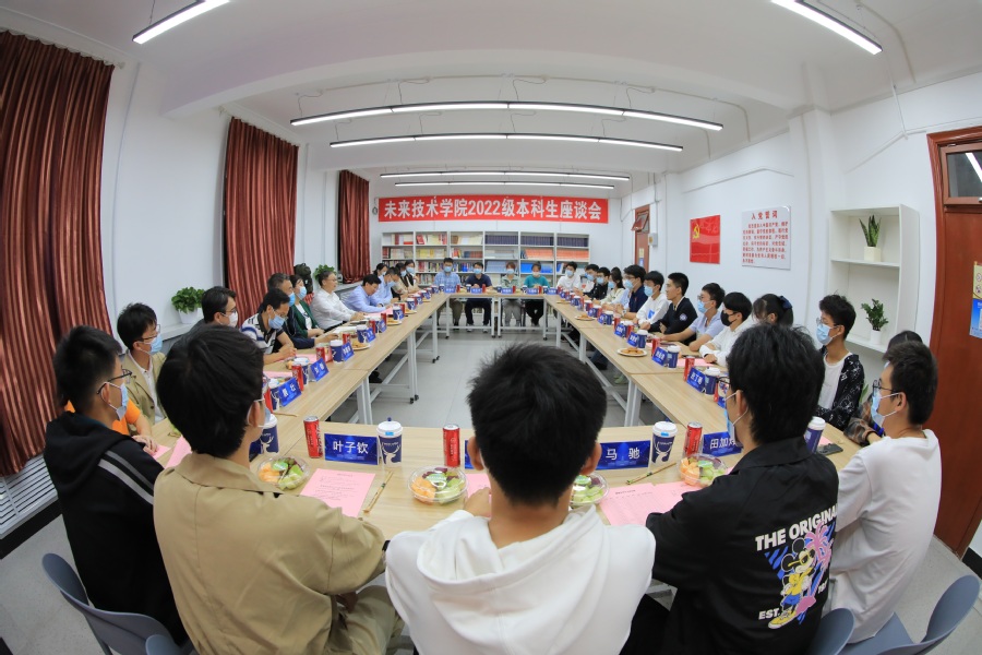 校长韩杰才与未来技术学院2022级本科生共度中秋佳节
