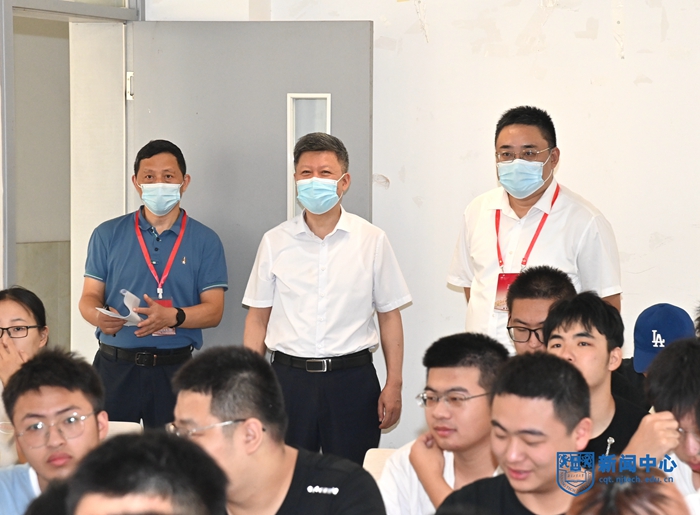 校领导检查指导恢复线下教学情况