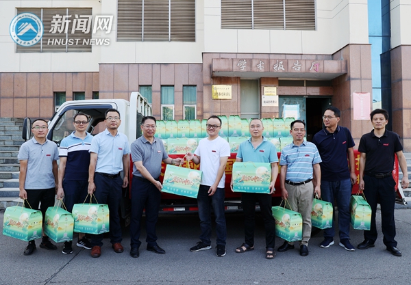 双节同庆！学校向教师们送上节日礼盒