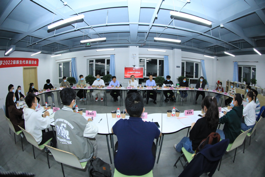校长韩杰才与2022级新生代表座谈