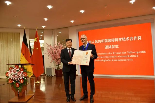 中国驻德国大使馆为我校哈罗德•富克斯教授颁发中国国际科学技术合作奖