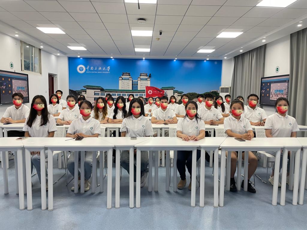我校师生受邀担任央视《星光大道》大众评审