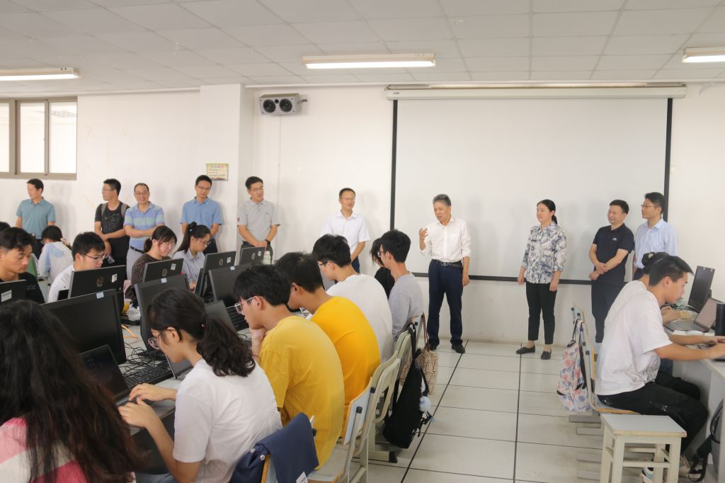校党委常委、副校长陆林慰问数学建模竞赛参赛学生