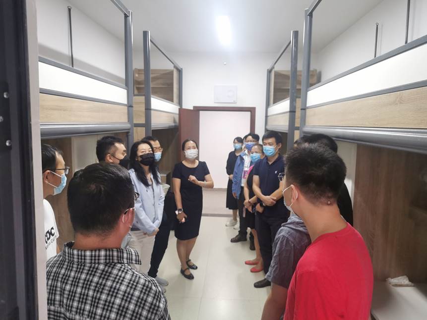 工商管理学院走访慰问2022级研究生