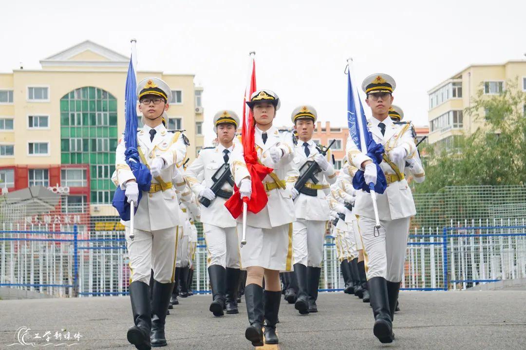 我校举行国庆升旗仪式 全校学生在线观看