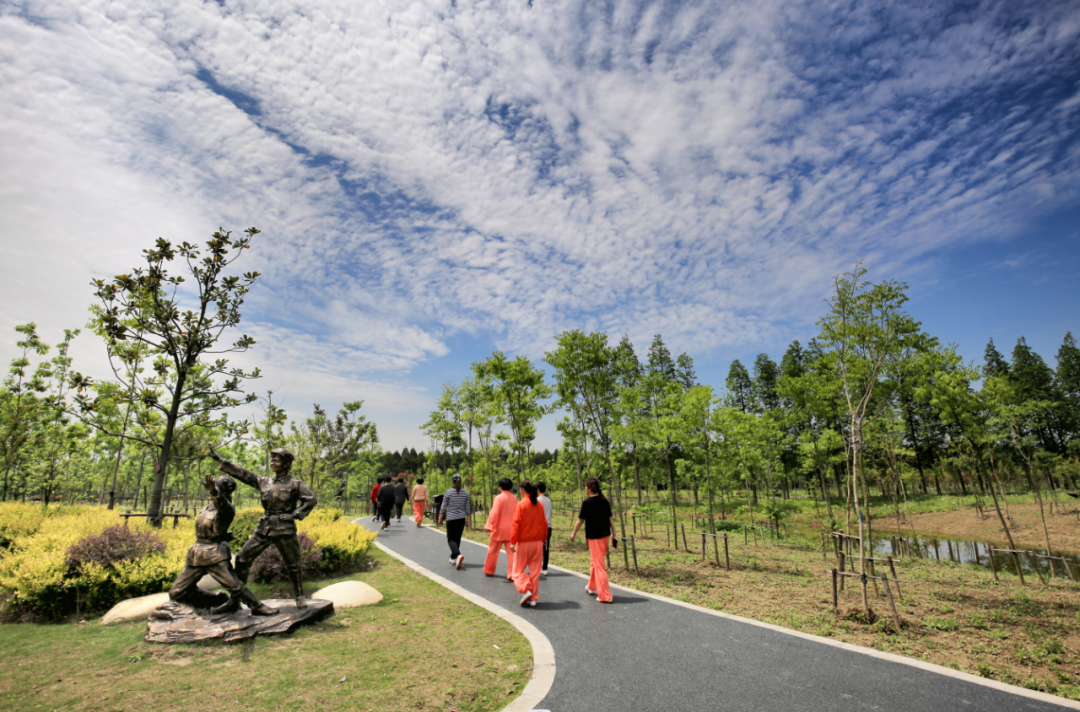 五六十年前，在这片土地上，一群来自城市的青年，他们搭起环洞舍、建起人字棚，艰苦围垦出畜牧场、农田。如今，知青公园留下他们青春的热血记忆。