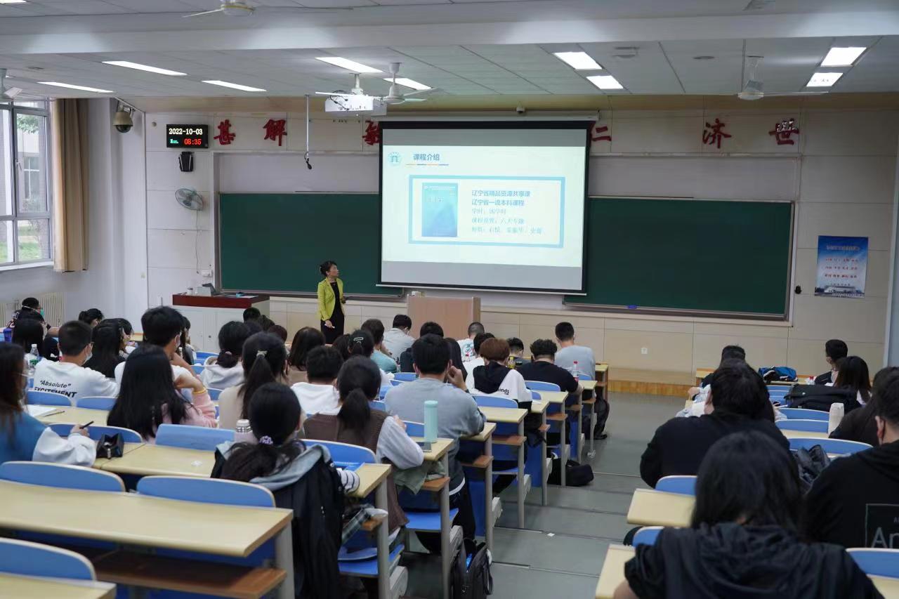 新学期线下第一课 学校领导干部深入课堂听课