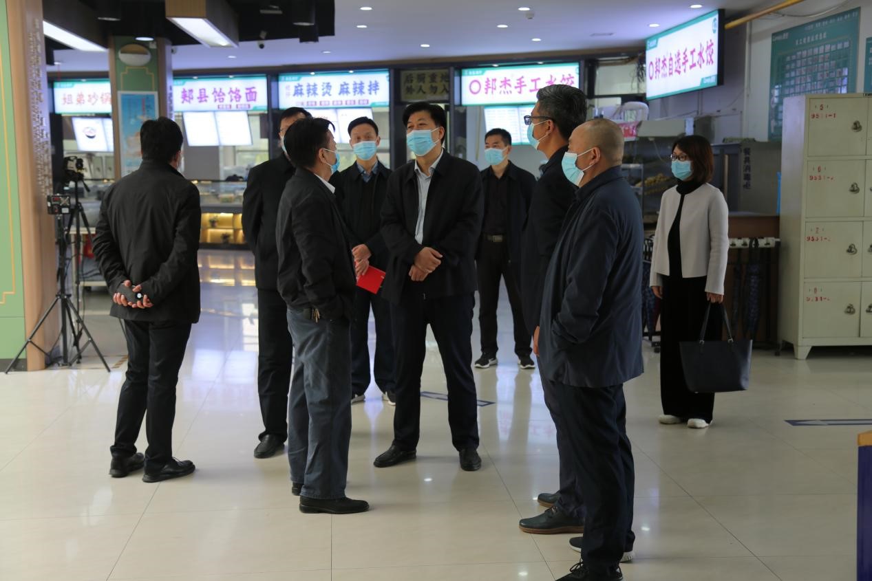 郑州市教育局局长楚惠东一行来校检查疫情防控工作