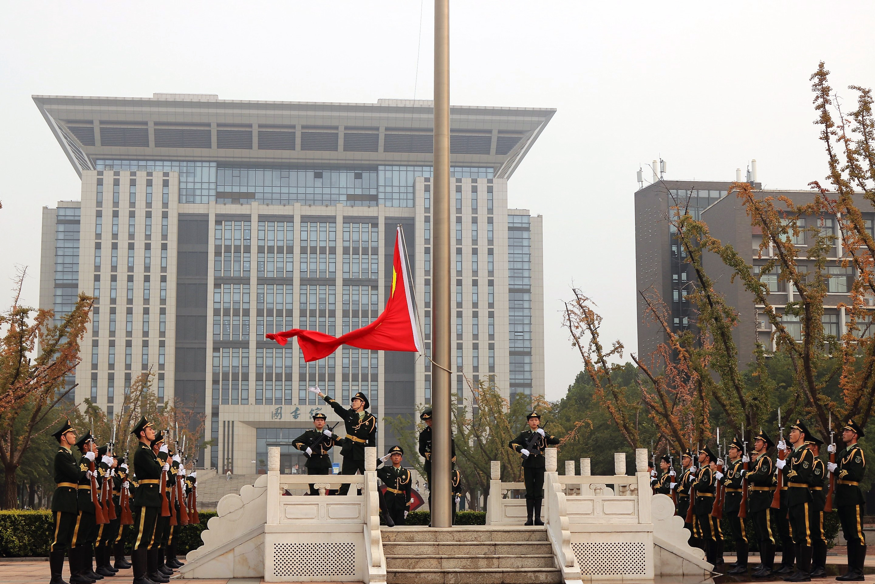 我校举行国庆升旗仪式