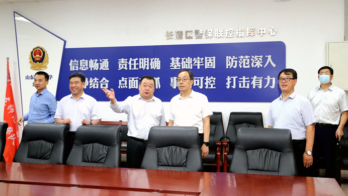 学校领导在长清湖校区检查假期安全工作