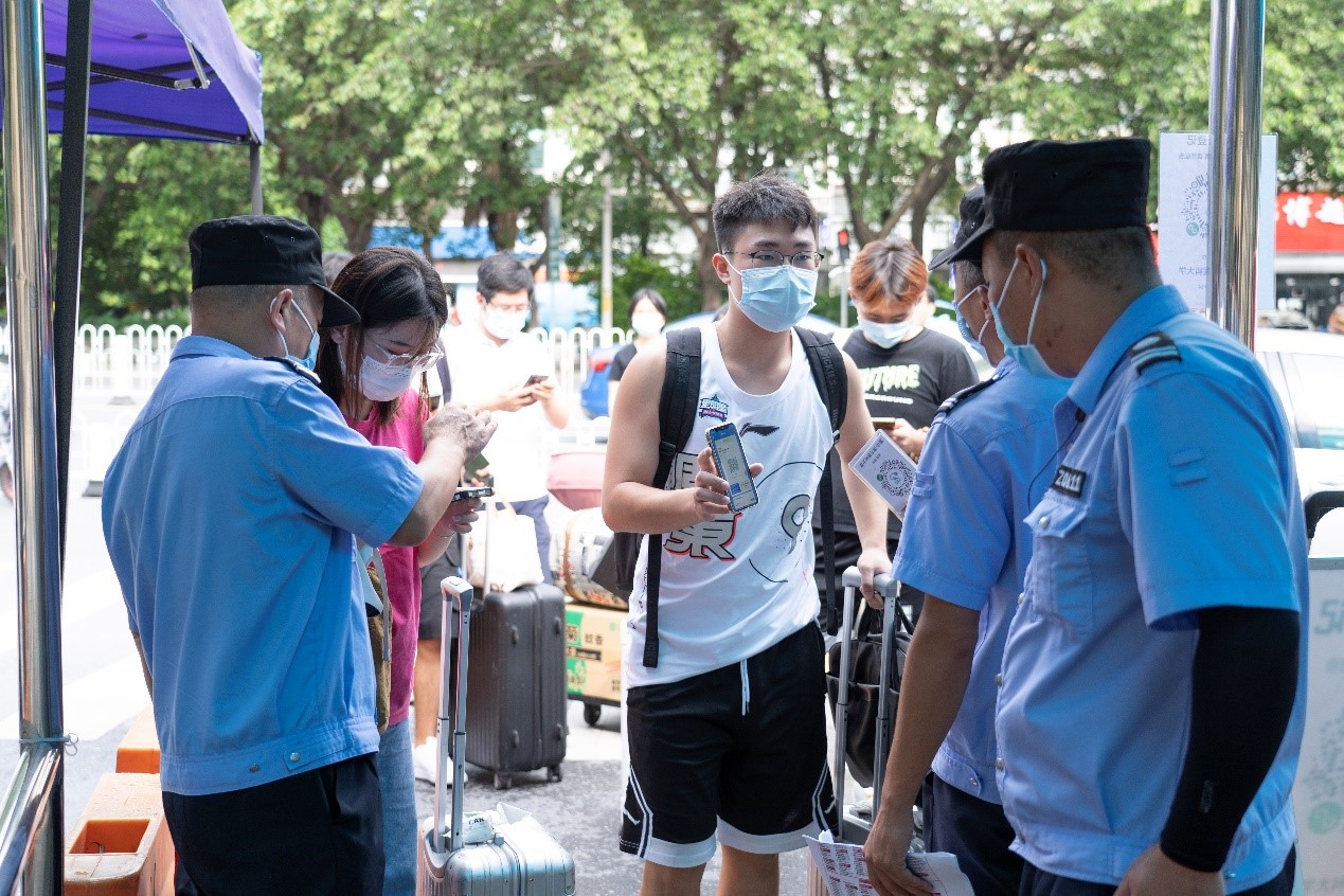 陈敏生一行检查国庆假期师生返校及疫情防控工作
