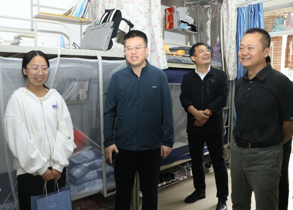 走访慰问暖人心 师生共贺国庆节 ——校党委副书记郭强、副校长李学军深入学生群体开展国庆佳节走访慰问