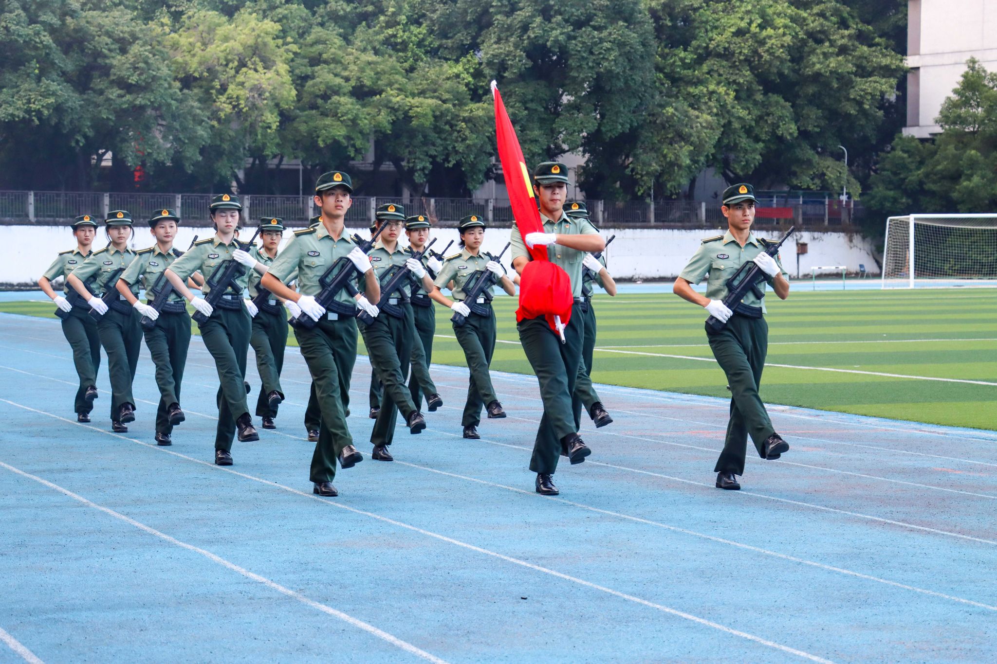 庆祝国庆，五星红旗飘扬莞工校园