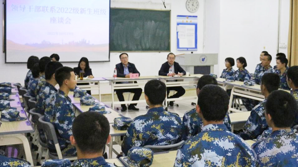 山东政法学院校长吕涛到联系新生班级座谈交流​
