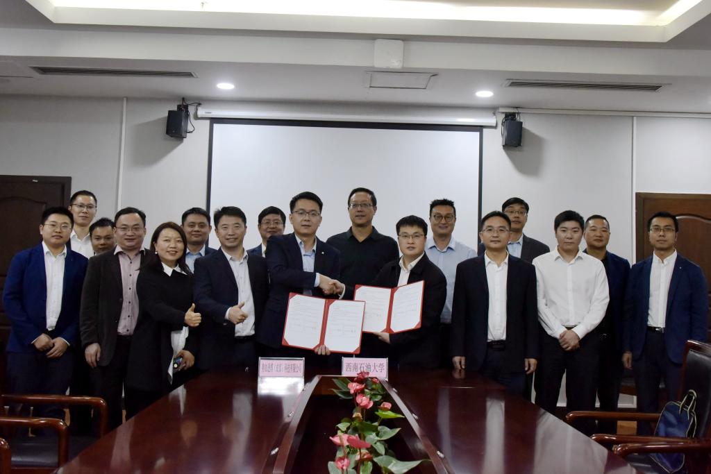 我校与势加透博(成都)科技有限公司签订实验平台共建协议
