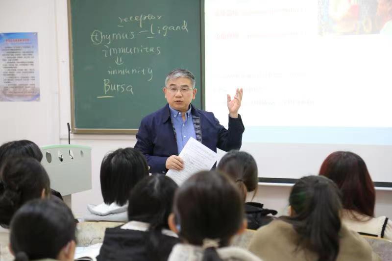 新学期开启校领导深入课堂听课调研