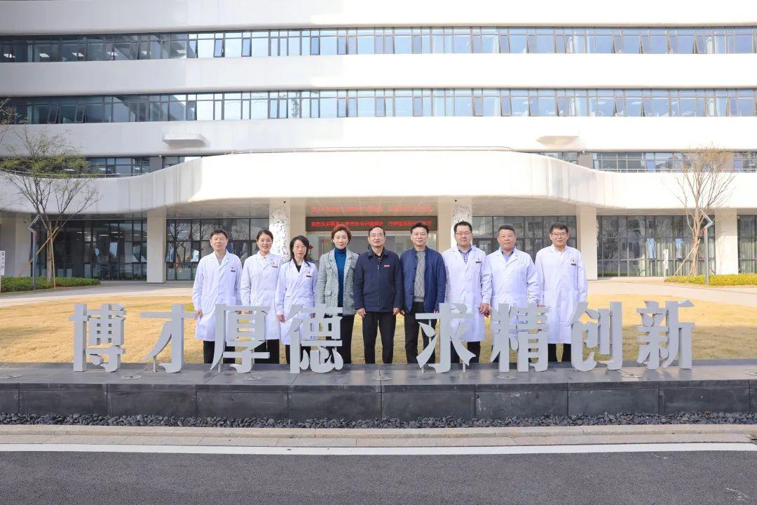 校党委书记喻晓社赴附属口腔医院红谷滩院区调研指导