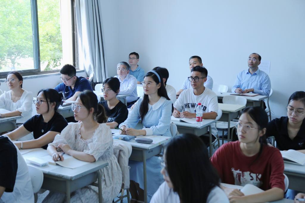 青岛大学新学期校领导深入教学一线听课调研