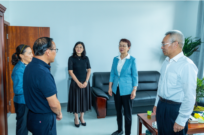 云南省政协副主席李玛琳到云南大学调研