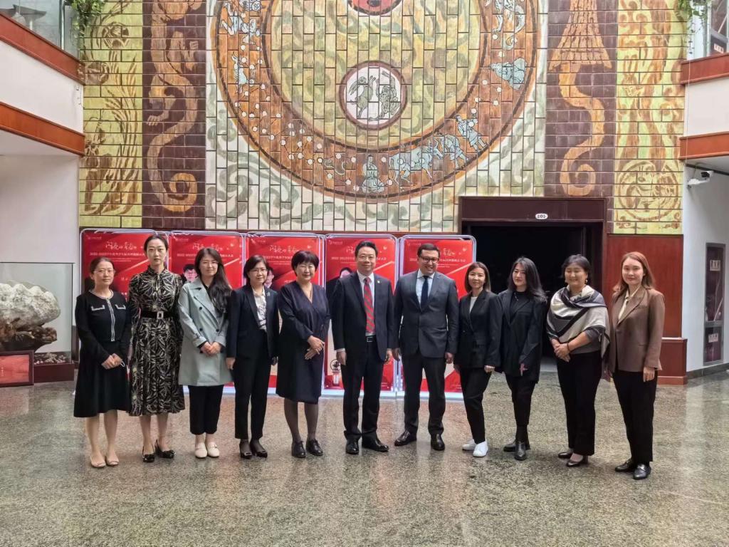 吉尔吉斯斯坦国家战略研究院院长一行到访并签署合作备忘录
