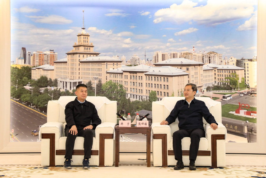贵州省黔南布依族苗族自治州委常委、副州长韩宇一行来校调研