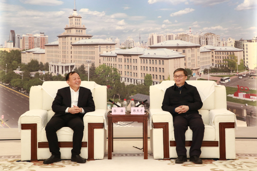 东北大学党委书记郭海一行到哈工大调研