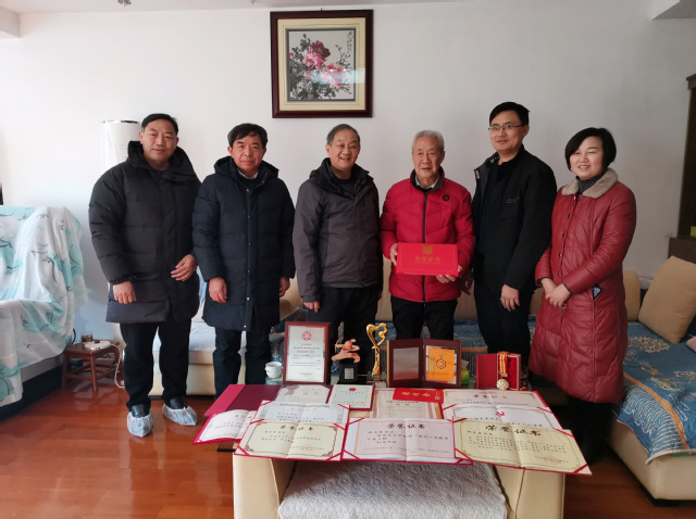 杜天真教授向学校捐赠一批珍贵的实物档案