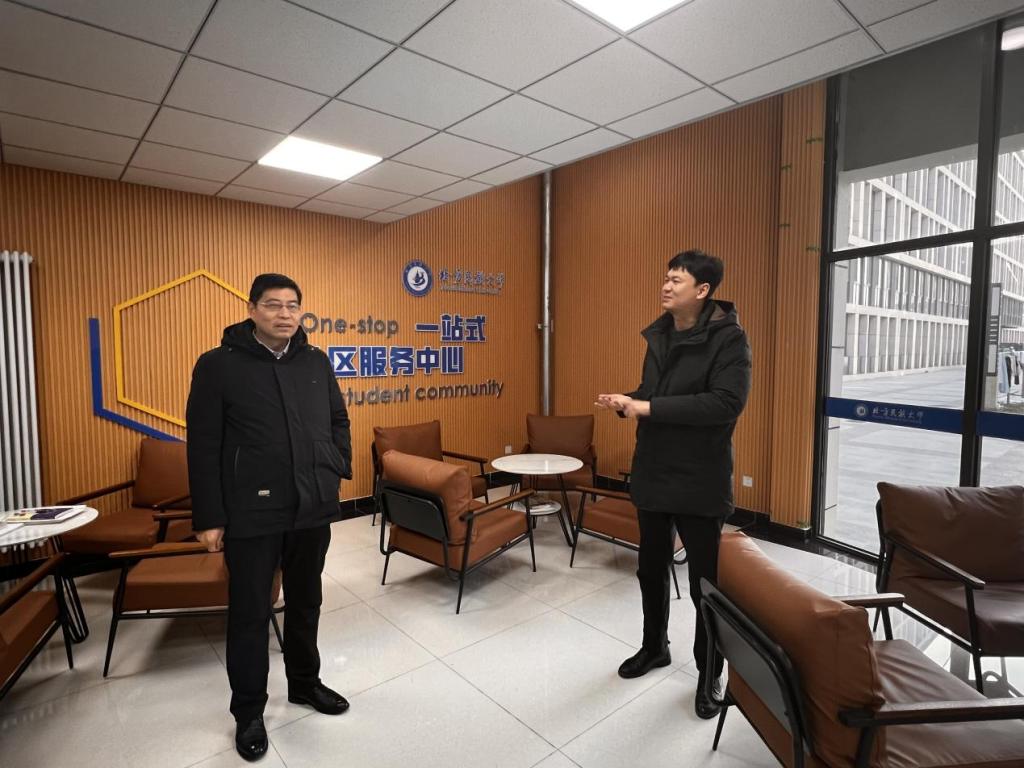 毛建东调研学校“一站式”学生社区工作
