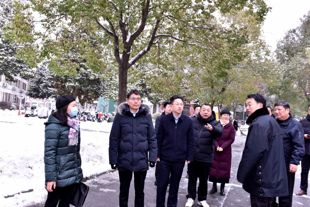 校领导检查开学准备工作.