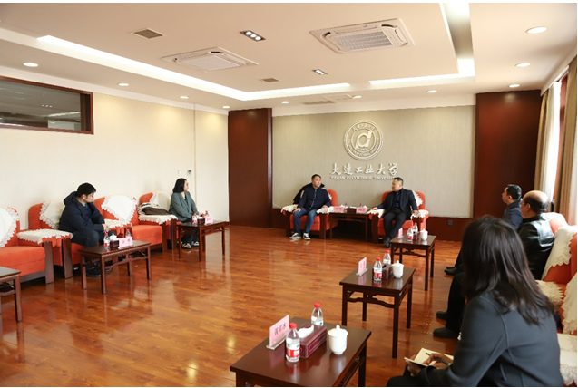 中国纺织工程学会理事长伏广伟一行到我校走访调研