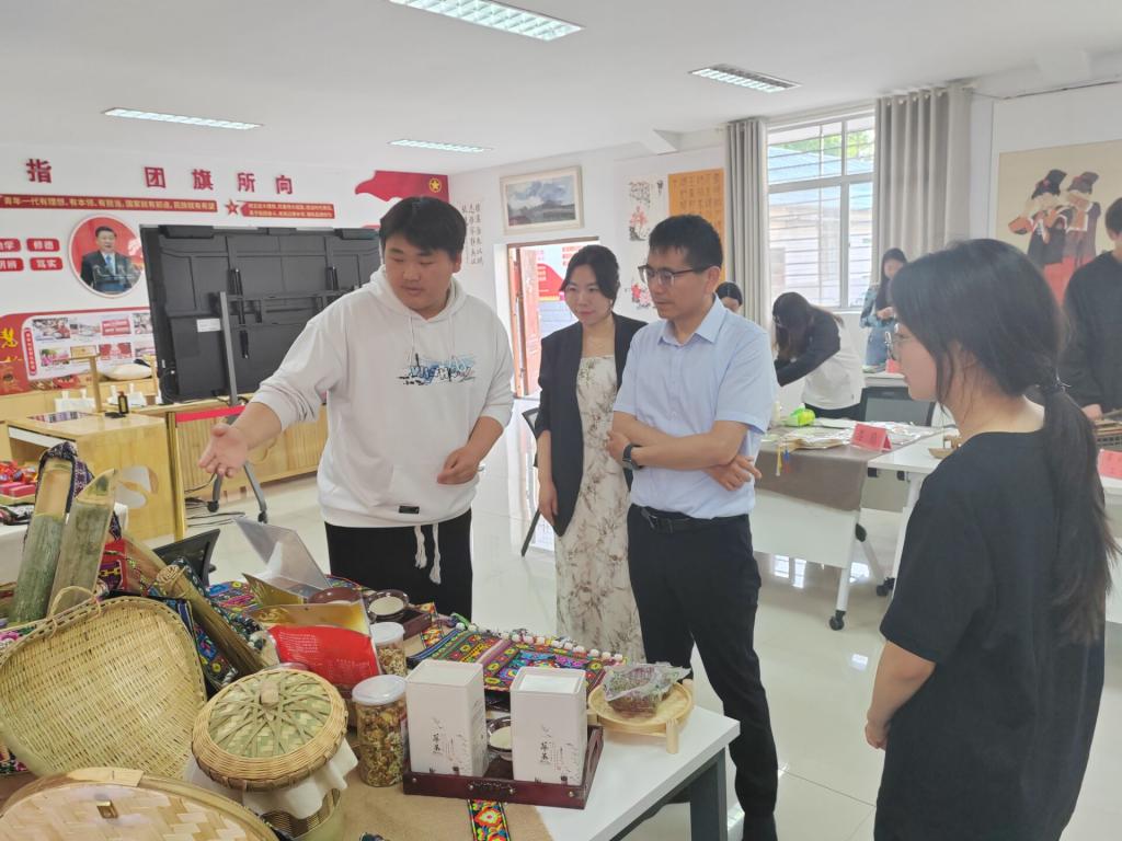 吴超仲调研指导“石榴籽”驿站布展建设工作