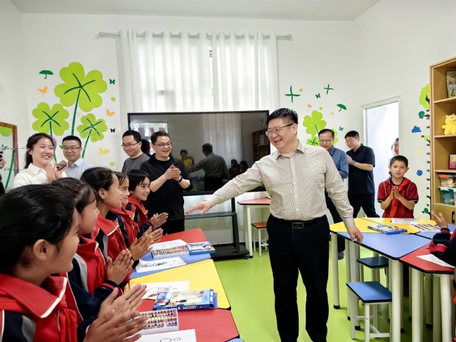 校党委书记谢树青赴阿克苏地区看望慰问学校驻村工作队并走访调研校友企业