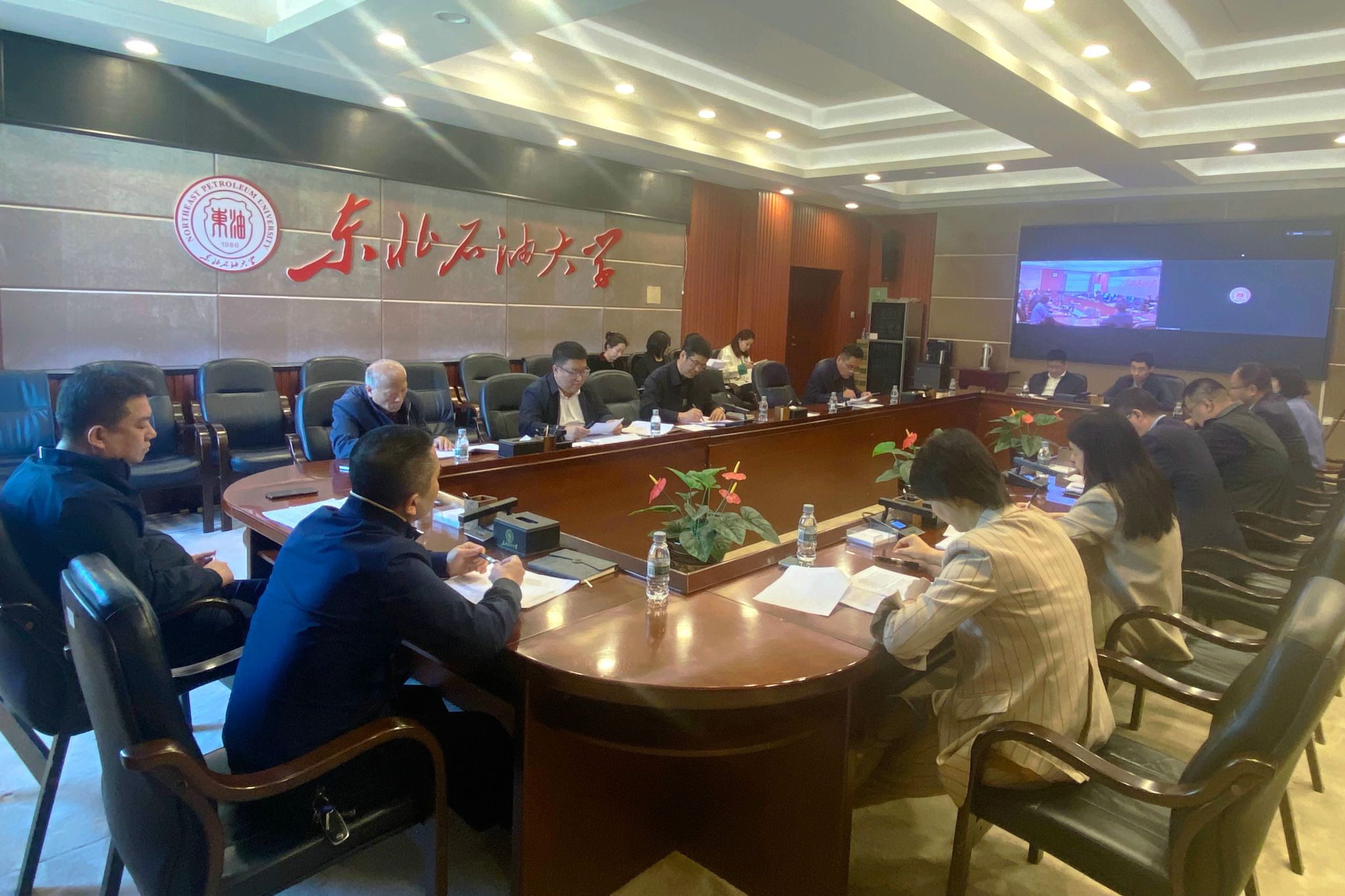 东油召开本科教育教学审核评估自评报告小组会议