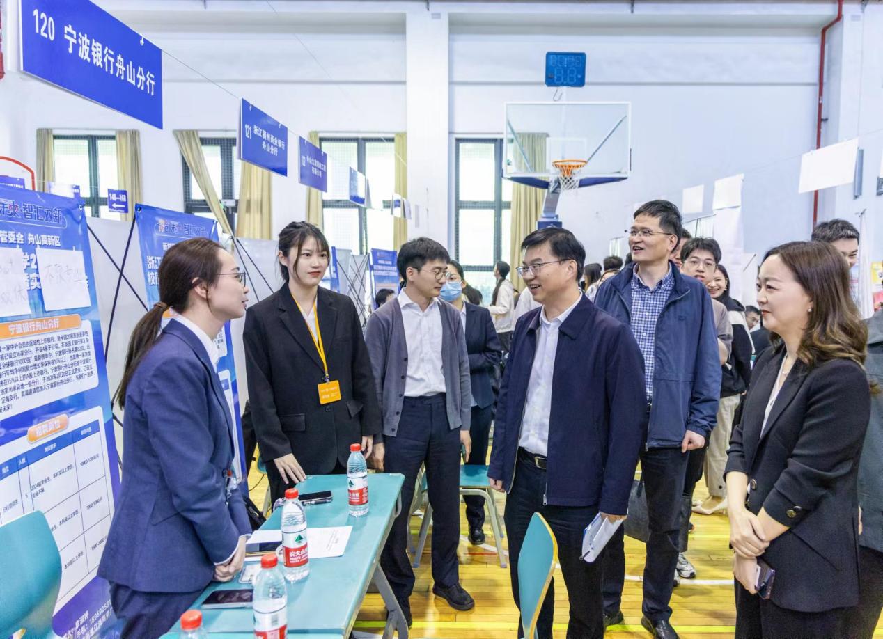 学校举办2024年春季校园招聘会暨实习生招聘会