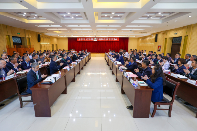 新疆农业大学本科教育教学审核评估专家意见交流会举行