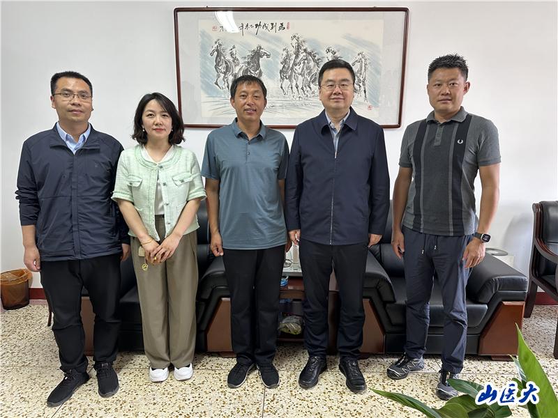 我校举办“最美乡村医生”贺星龙服务基层先进事迹报告会