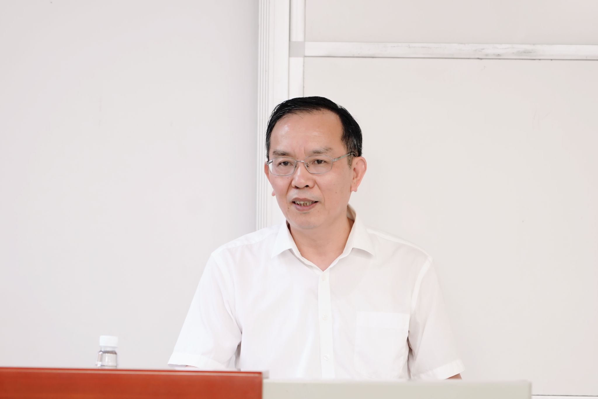 柳和生走进课堂讲授思政课
