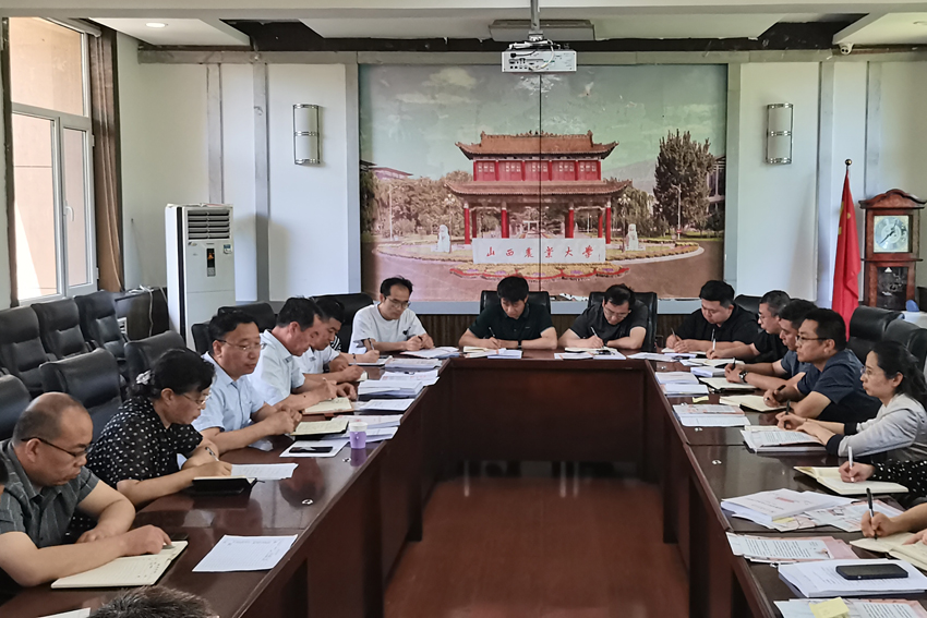 学校召开学生工作专题会议.