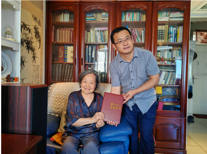我校国际法研究中心接受著名航空法专家刘伟民先生赠书