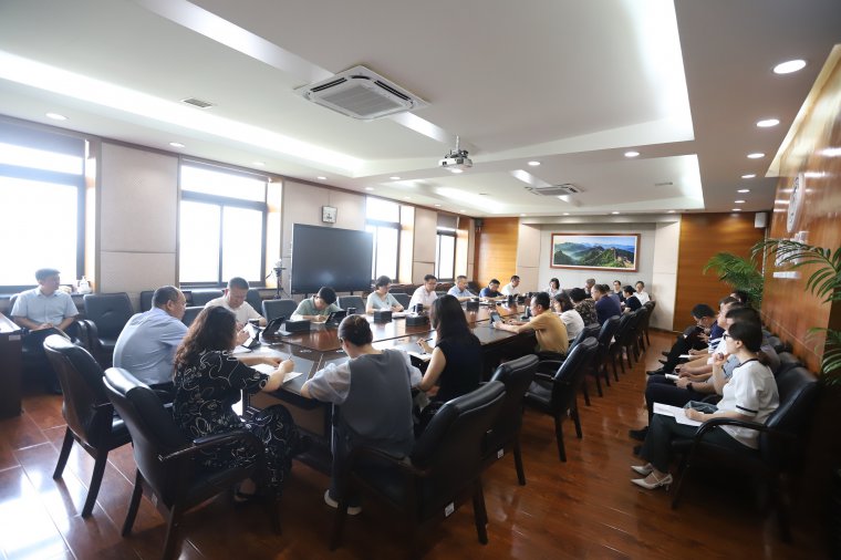 学校召开党委理论学习中心组（扩大）会议传达学习贯彻党的二十届三中全会精神