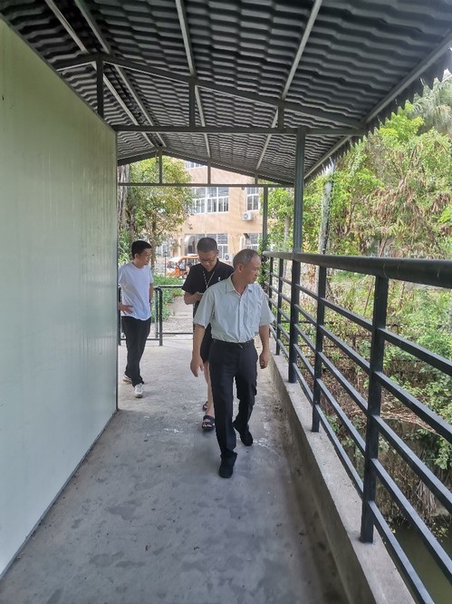 李新贤副校长带队检查防台风和基建工程施工安全工作