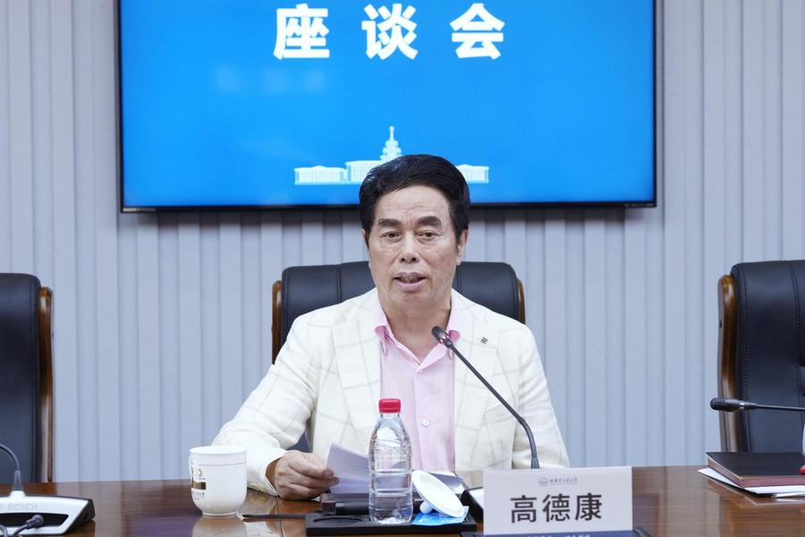 全国工商联纺织服装商会理事长，波司登党委书记、董事局主席兼总裁高德康一行来校洽谈合作