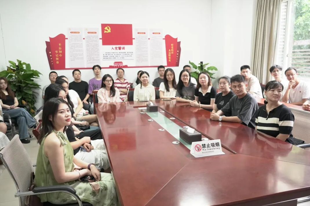 重庆法商教育培训学校组织观看抗战胜利 80周年阅兵直播 凝聚奋进力量
