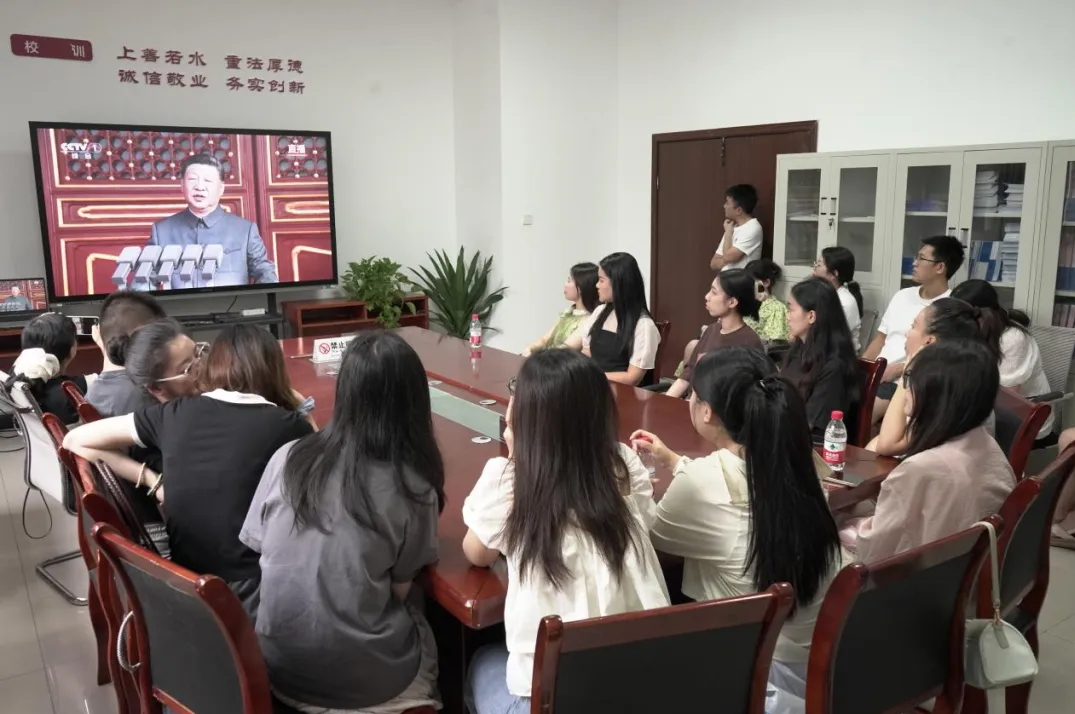 重庆法商教育培训学校组织观看抗战胜利 80周年阅兵直播 凝聚奋进力量