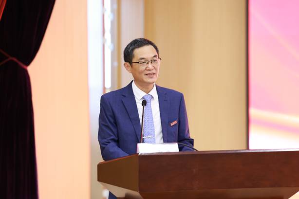 学校举行2025年新进教职工入职典礼暨入职培训会