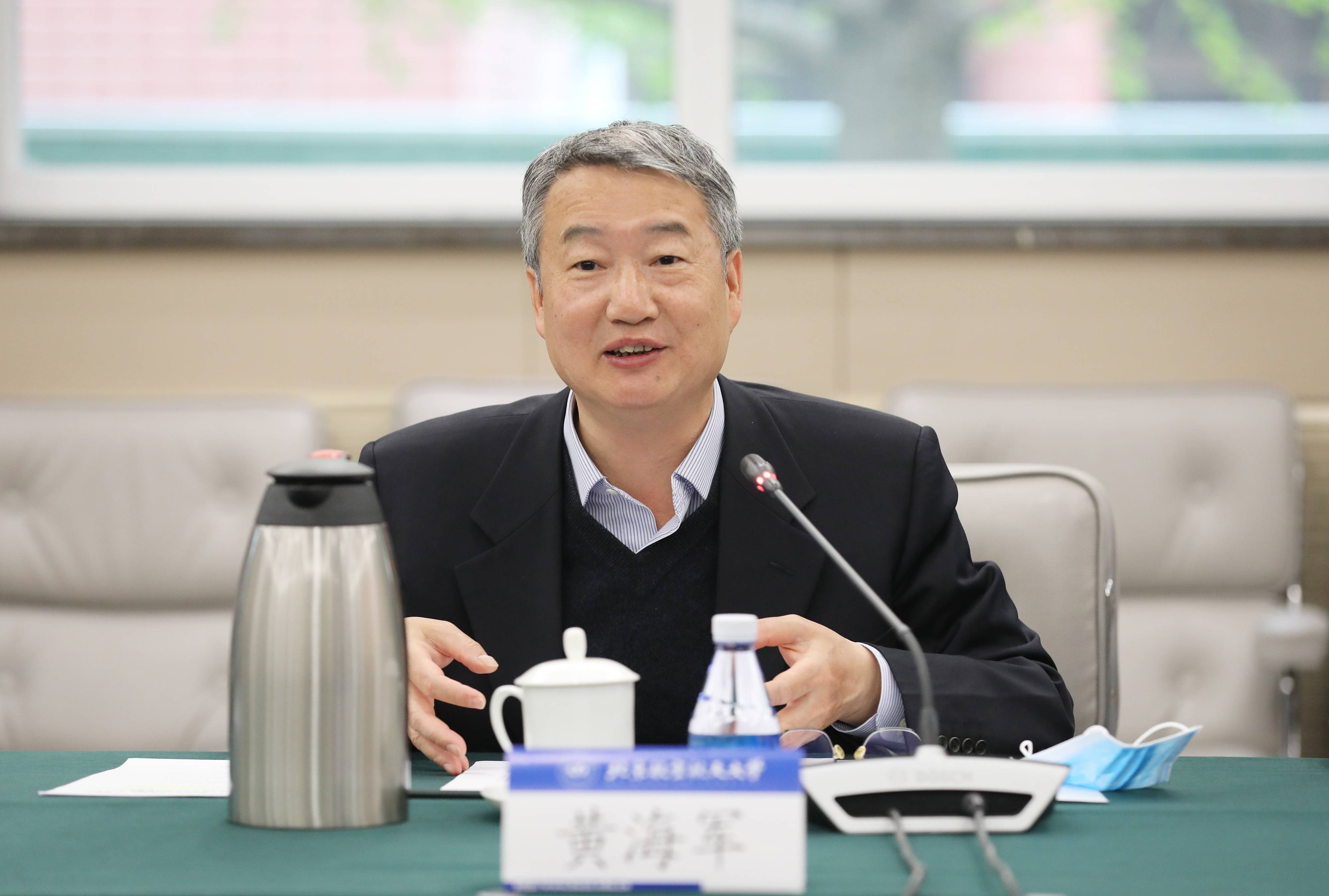 黄海军代表学校感谢华为公司长期以来的支持和帮助.